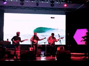 Konser  SURADIPA – ARY JULIANT  ;  Menikmati ‘Konten Lokal’ Dan Rindu Kereta di Kota Mataram