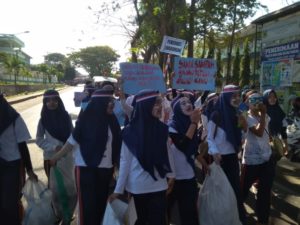 Saat Pawai Alegoris Peringati 17 Agustus, Siswa MAN 1 Lotim Kampanyekan  Gerakan Anti Plastik