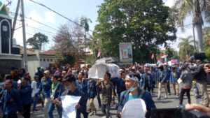 Aksi Massa Mahasiswa Ricuh Di Kantor DPRD Provinsi