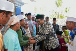 Peletakan Batu Pertama Pembangunan Masjid di Labulia, Gubernur Serahkan Bantuan 100 Juta