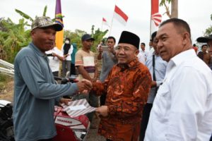 Usai Resmikan Embung, Bupati Najmul Serahkan Bantuan Alat Mesin Pertanian