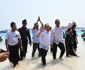Penutupan Gili Festival dan Mandi Safar, Bupati dan Wabup Dibopong Mandi Di Pantai