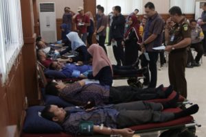 Hari Listrik Nasional, PLN UIW NTB Gelar Donor Darah
