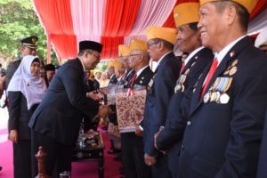 Hari Pahlawan, Gubernur Beri Bingkisan Kepada Veteran Dan Serahkan Bantuan Rehab Rumah