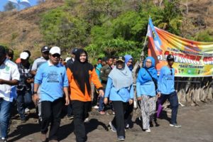 Wagub Bersama Bupati Dan Walikota Bima, Tanam Pohon Cemara  dan Mangrove di Teluk Bima