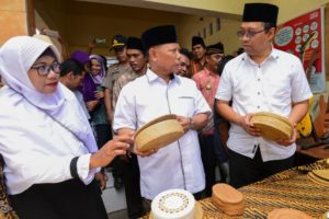 Gubernur Pacu Semangat Pengrajin Di Sakra, Lotim