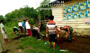 Koramil Moyo Hulu Bersihkan Saluran Air Untuk Antisipasi Banjir