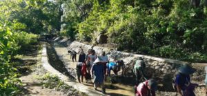 Babinsa Koramil Alas dan Masyarakat Petani Bersihkan Saluran Irigasi
