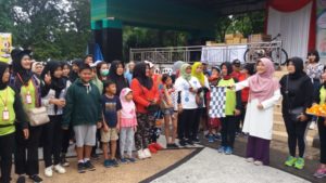 Jalan Sehat Perwira NTB, Ketua TP-PKK NTB Melepas Peserta Di Tengah Gerimis