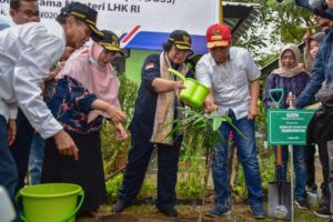 Menteri LHK Saksikan Pengolahan Sampah Jadi Bahan Bakar, Sebelum Tanam Ribuan Pohon