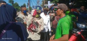 Sekda KLU Bagikan Masker di Pasar Tanjung