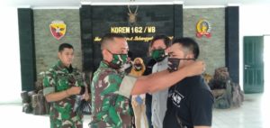 Kapenrem 162/WB Bagikan Masker Kepada Wartawan