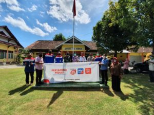 Pertamina Serahkan 20 Alat Cuci Tangan Portabel ke Masyarakat Labuhan Badas