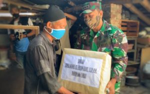 Dandim 1606/Lobar Beri Bantuan Ke Nenek Kalsum