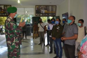 Danrem 162/WB Serahkan Paket Sembako Kepada Awak Media