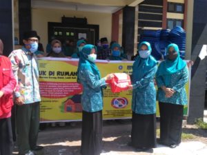 PKK KLU Serahkan Bantuan Paket Kesehatan di Kecamatan Tanjung