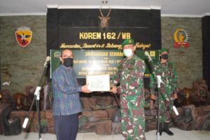 Korem 162/WB Dengan PLN UIP Nusa Tenggara Salurkan Bantuan 2500 Paket Sembako