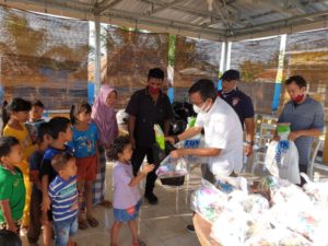 Bagikan Mainan Sambil Sosialisasi, Cara MTB, Pemuda NW dan Mi6 Peduli Anak di Masa Pandemi