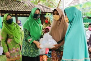 TP PKK NTB Bagi Sembako Sambil Sosialisasi Pentingnya Pakai Masker