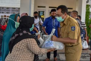 Gubernur Zul Serahkan 200 Paket Bantuan Sosial Untuk Warga Cakra Selatan dan Pagutan Timur