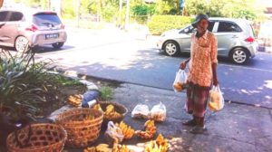 Kisah Kakek Nursan, Nekad Menjajakan Pisang di Jalan di Tengah Pandemi Corona