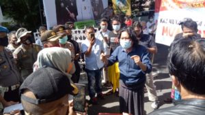 Aksi Massa AIR Di Kantor Gubernur, Tuntut Pemprov Perhatikan Nasib Petani