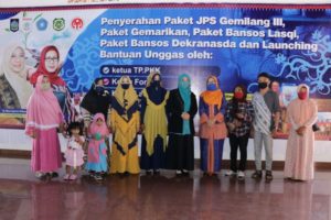 Di Sumbawa Barat,  Bunda Niken Serahkan Bantuan untuk Masyarakat Terdampak Covid-19