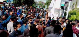 Demonstran Datangi Kantor DPRD NTB Tolak Omnibus law RUU Cipta Kerja