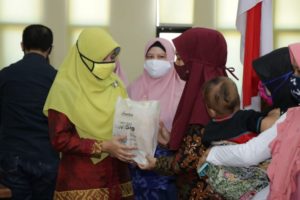 Bunda Niken Serahkan Bantuan Masyarakat Terdampak Covid-19 di Kabupaten Sumbawa