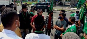 Demo di Tengah Pandemi, Massa Kesal Tak Ditemui Anggota DPRD NTB