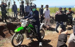 Dengan Mengendarai Motor, Gubernur Jelajahi Hutan Lamtoro di Lotim