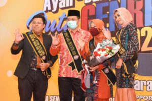 Bang Zul dan Bunda Niken Dinobatkan Sebagai ‘Ayah dan Bunda Genre NTB’