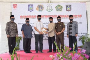 Hadiri Penyerahan Sertifikat Tanah Wakaf, Gubernur Minta BPN Permudah Pembuatan Sertifikat Tanah