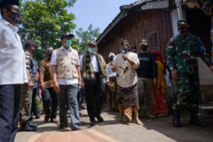 Menko PMK Minta Masyarakat Desa Rajumas Hidupkan Pasar Minggu