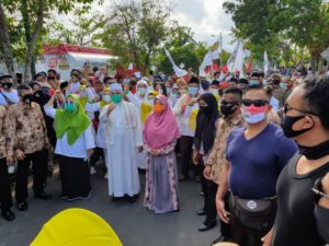 Parade Seni Budaya Multi Etnis Mengiringi Selly-Manan Daftar ke KPU