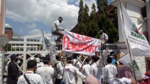 KAMMI Gelar Aksi  di DPRD Provinsi, Tolak Omnibus Law