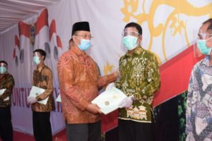 Gubernur dan Wamen ATR/BPN Bagikan 1689 Sertifikat Tanah di Batu Lante