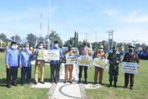Perayaan HUT TNI,  Plt Bupati KLU Serahkan Penghargaan  Juara Lomba Kampung Sehat