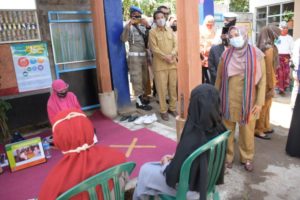 Tinjau Posyandu Keluarga Terpadu, Wagub Apresiasi Kekompakan Warga Midang