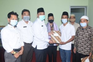 Plt. Bupati Lombok Utara Lepas Hasan Ghifari dan Ahlul Hijar, Ikuti MTQ di Padang