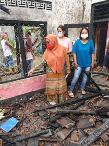 Selly Andayani Kunjungi Warga Nasrani Korban Kebakaran