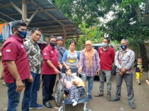 Bocah Penderita Hidrosefalus di KLU Dapat Kursi Roda dari Gubernur