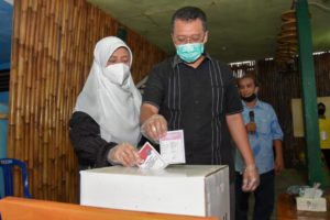 Gubernur Nyoblos di TPS 02 Lingkungan Pusaka, Masyarakat Dimbau Berdemokrasi dengan Gembira