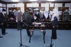 Wagub Lantik Anggota Komisi Informasi NTB 2021 – 2025