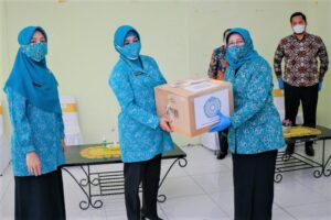 Tri Tito Karnavian Serahkan Bantuan Masker di Desa Malaka