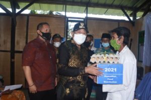 Bupati Djohan Serahkan Paket Ramadhan Islamic Relief di Desa Gumantar