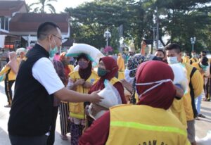 Bansos untuk 958 Petugas Kebersihan