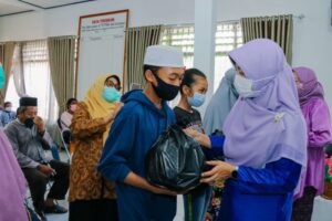 Bulan Peduli Sosial, LKKS NTB Salurkan 200 Paket Sembako