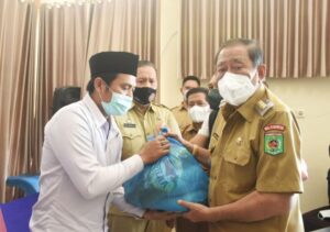 51 Warga Penyandang Disabilitas di Pemenang Terima Paket Sembako