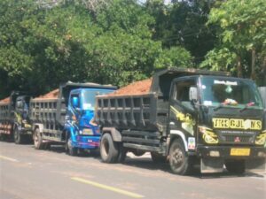 Truk Pengangkut Galian C Bahayakan Pengguna Jalan